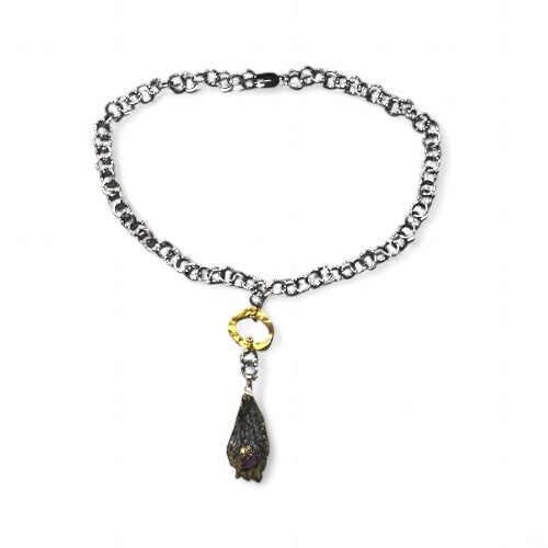 Collar de eslabones en tono charcoal grey con un elegante eslabón dorado y una piedra violeta (Colección Edición Limitada) pieza sostenible talla Nuevo