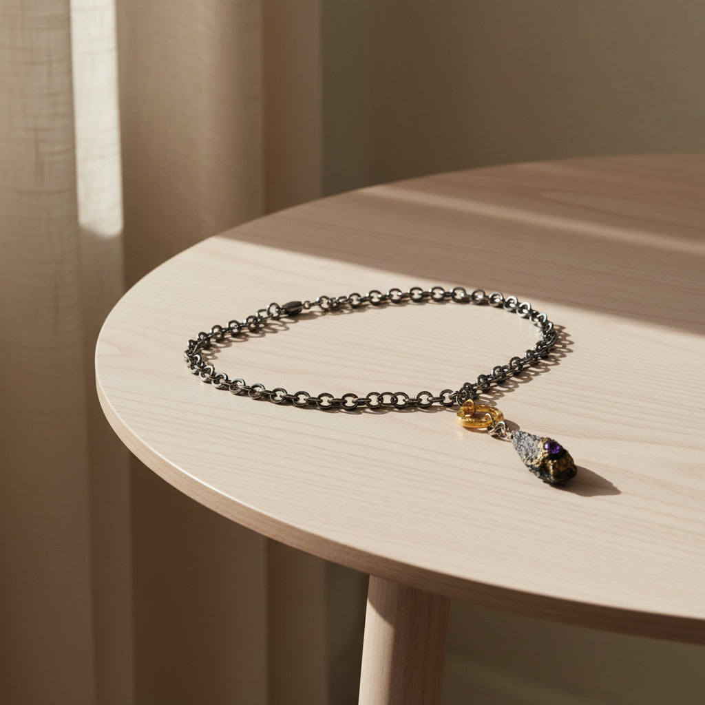 Collar de eslabones en tono charcoal grey con un elegante eslabón dorado y una piedra violeta (Colección Edición Limitada) pieza sostenible talla Nuevo