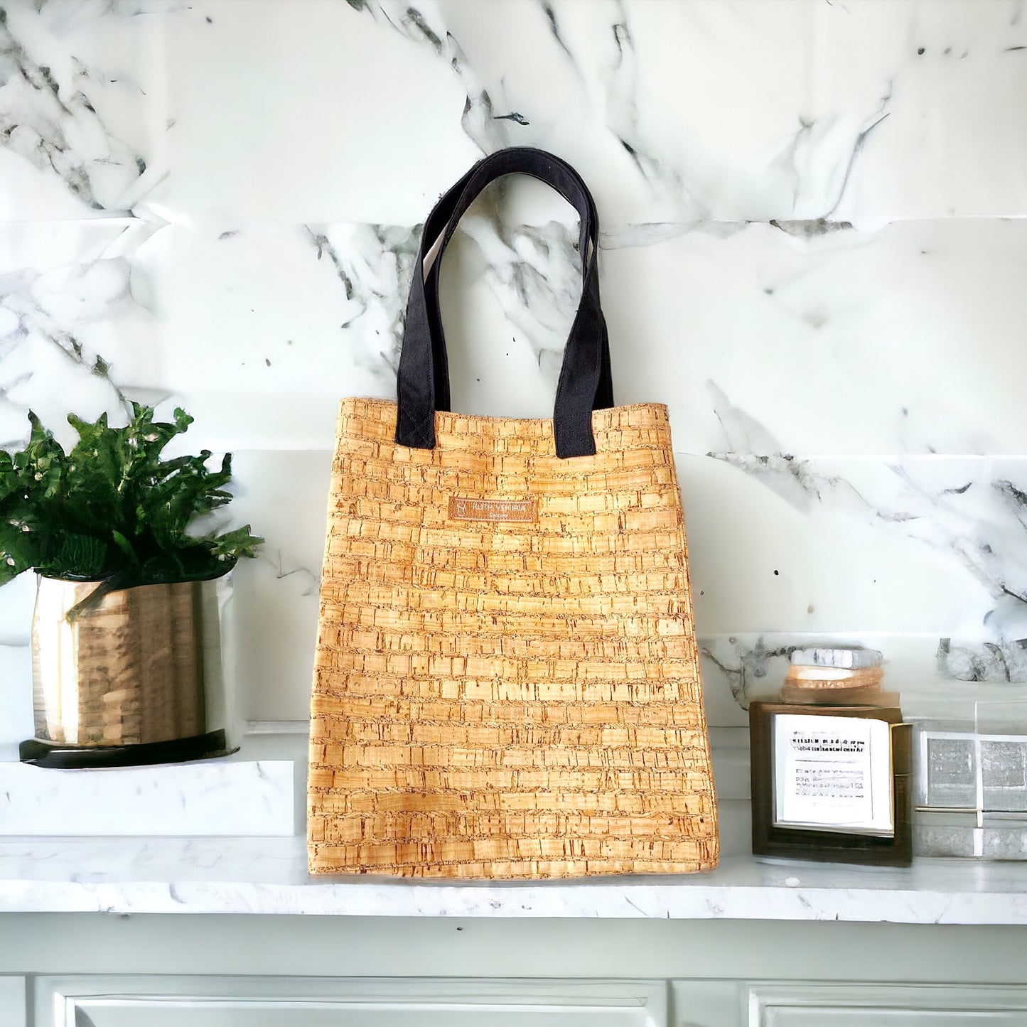 ¡Explora la Elegancia Única! Tote Bag Diseñado por Ruth Yenira en Tonos de Corcho y Magos Negros