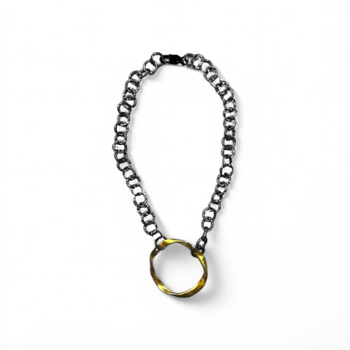Collar con eslabones Charcoal Grey y pieza dorada central para un diseño moderno y sofisticado (Colección Edición Limitada) pieza sostenible talla Nuevo