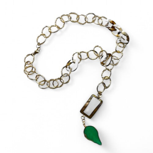 Collar largo con colgante rectangular de nácar y hoja verde con destellos dorados, suspendido en una cadena de eslabones dorados (Colección Edición Limitada) pieza sostenible talla Nuevo