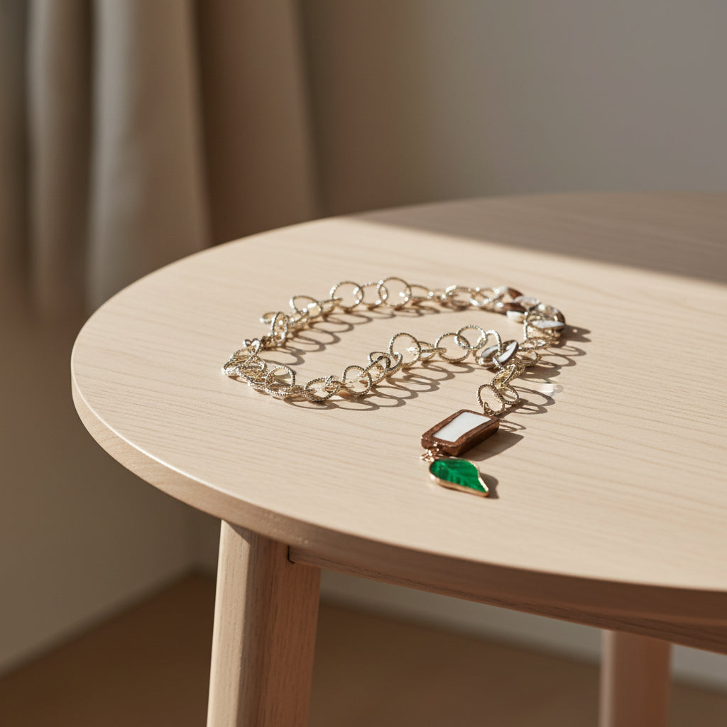 Collar largo con colgante rectangular de nácar y hoja verde con destellos dorados, suspendido en una cadena de eslabones dorados (Colección Edición Limitada) pieza sostenible talla Nuevo