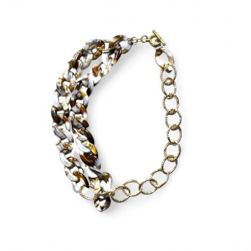 Collar con eslabones marmoleados en crema y ámbar, y detalles dorados para una apariencia elegante y sofisticada (Colección Edición Limitada) pieza sostenible talla Nuevo