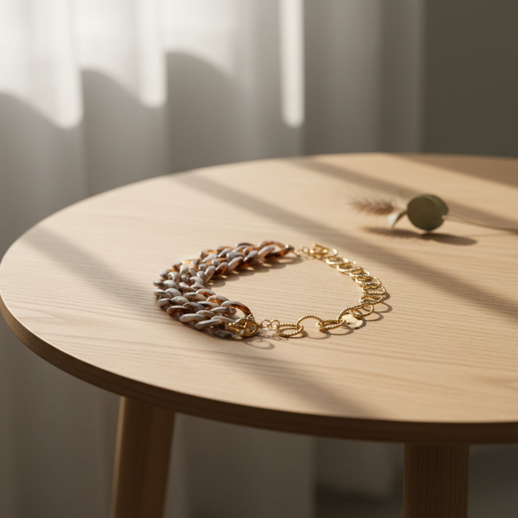 Collar con eslabones marmoleados en crema y ámbar, y detalles dorados para una apariencia elegante y sofisticada (Colección Edición Limitada) pieza sostenible talla Nuevo