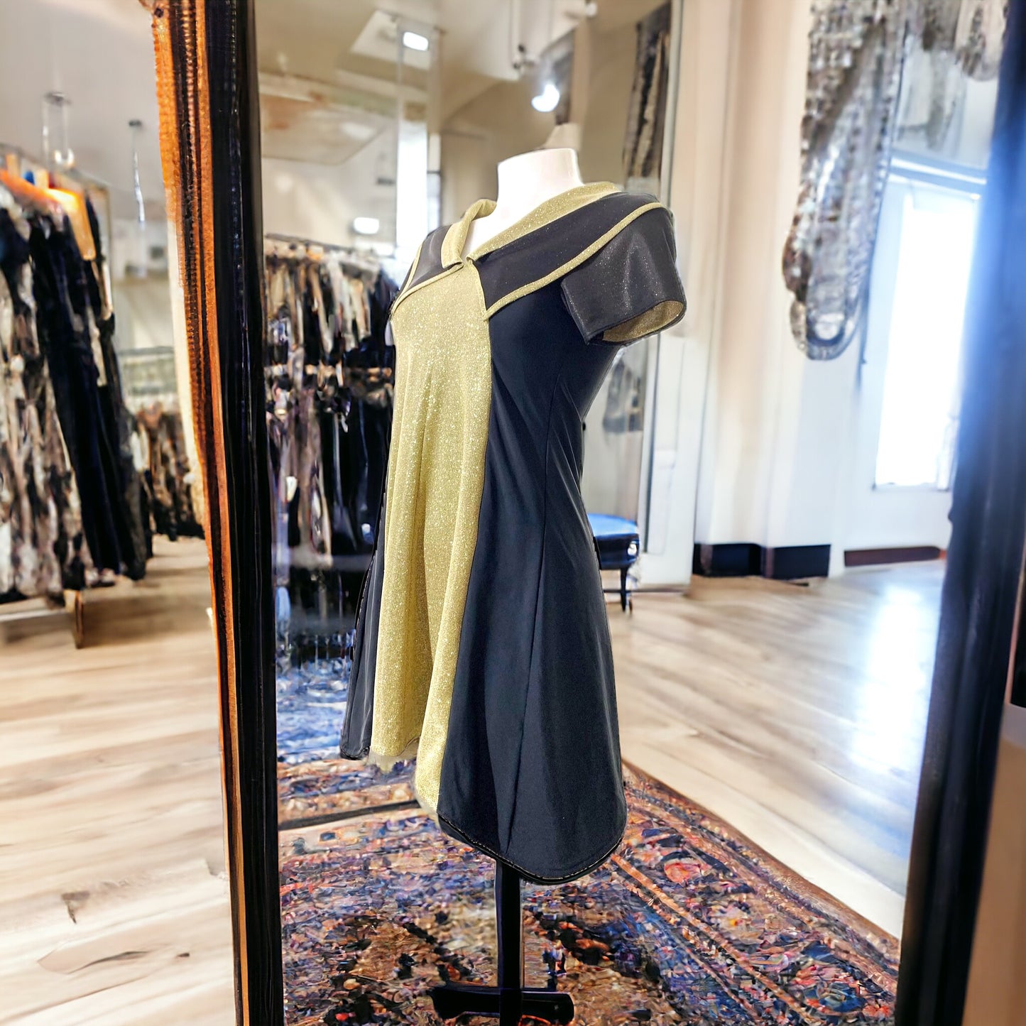 Ébano y Oro: Vestido Corto de Ruth Yeniria, una Joya del Upcycling