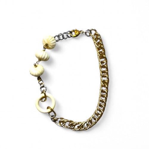 Collar de eslabones dorados con colgante cilindro crema y tres piezas adicionales en tonos cremas para un toque de elegancia minimalista (Colección Edición Limitada) pieza sostenible talla Nuevo