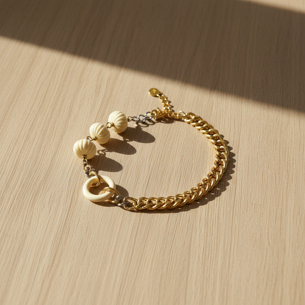 Collar de eslabones dorados con colgante cilindro crema y tres piezas adicionales en tonos cremas para un toque de elegancia minimalista (Colección Edición Limitada) pieza sostenible talla Nuevo