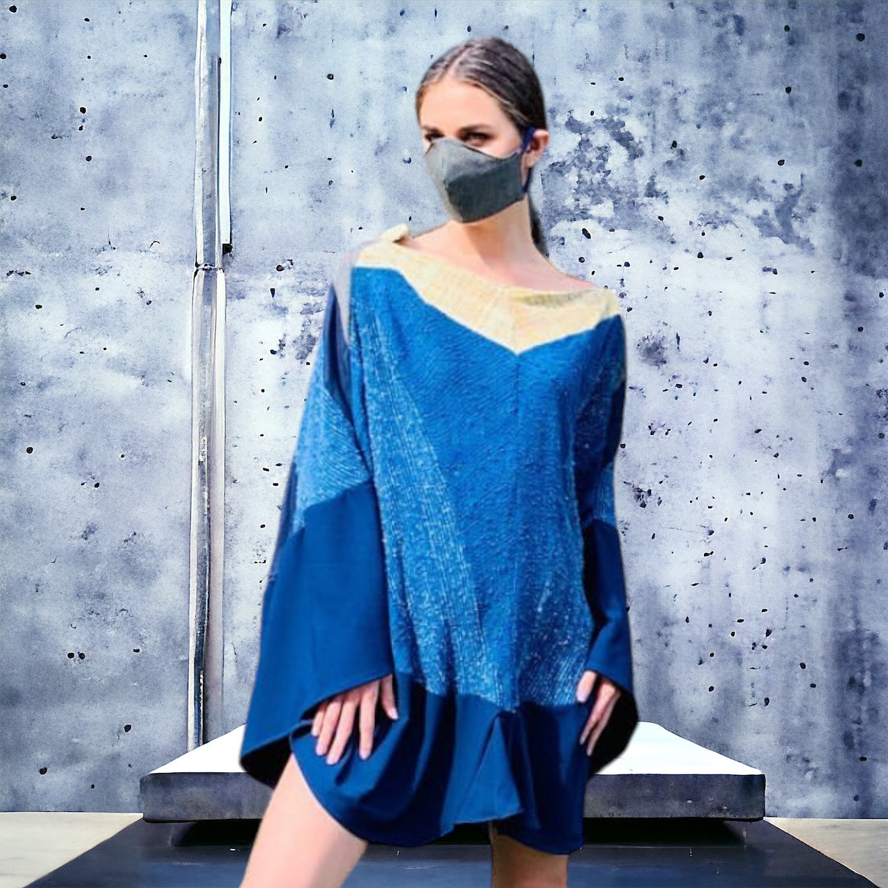 Poncho Renovation: Elegancia en Azules Diversos y Crema de la Colección Eagle pieza sostenible talla Size