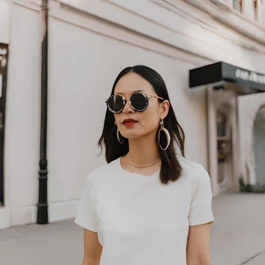 Mujer profesional vestida con ropa sostenible y elegante, representando cómo la moda sostenible está redefiniendo el estilo de las mujeres líderes conscientes.