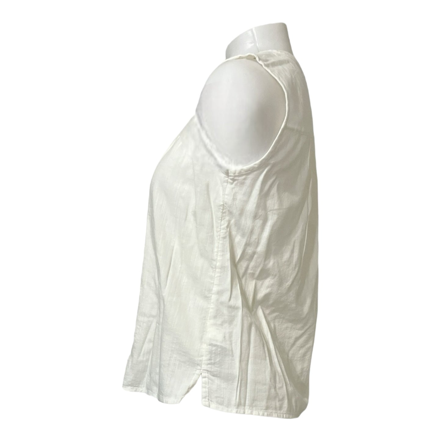 Elegancia Sutil con un Toque Casual: Blusa Blanca Old Navy con Cuello Chino y Botones Centrales