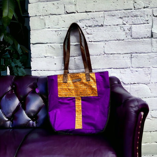 Tote Bag Violeta con Diseño Rectangular y Mangos de Cuero en Color Marrón - Diseñado por Ruth Yeniria