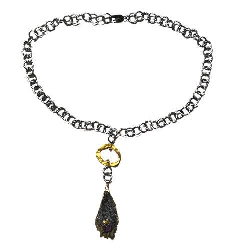 Collar de eslabones en tono charcoal grey con un elegante eslabón dorado y una piedra violeta (Colección Edición Limitada)